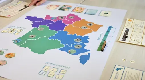 Plateau du jeu pédagogique Mission Énergie représentant un territoire et ses ressources énergétiques