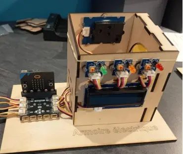 Prototype pédagogique en bois équipé de composants électroniques