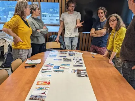 Participants réunis autour d’une table pendant un atelier de la Fresque de l’Hydrogène