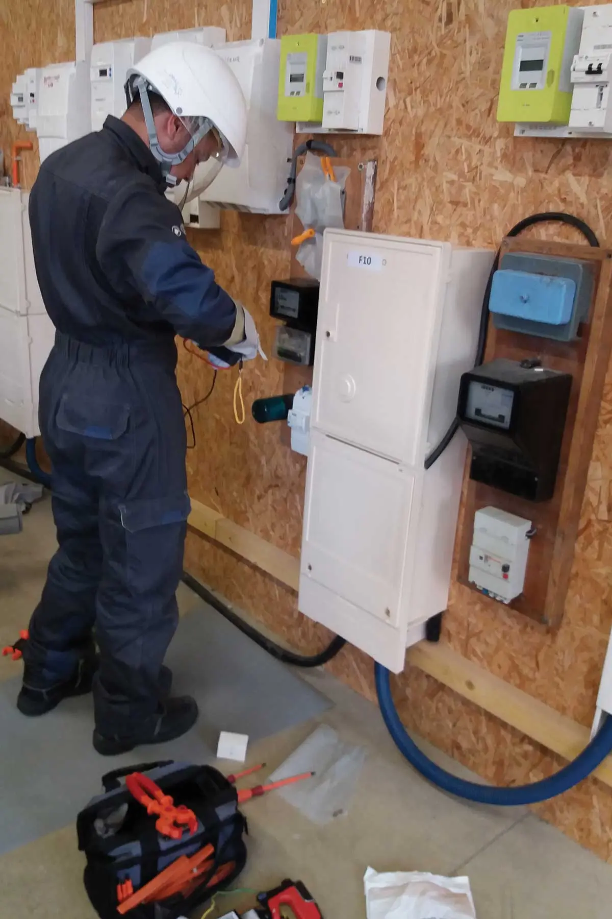 Deux personnes travaillant sur une plateforme technologique pédagogique