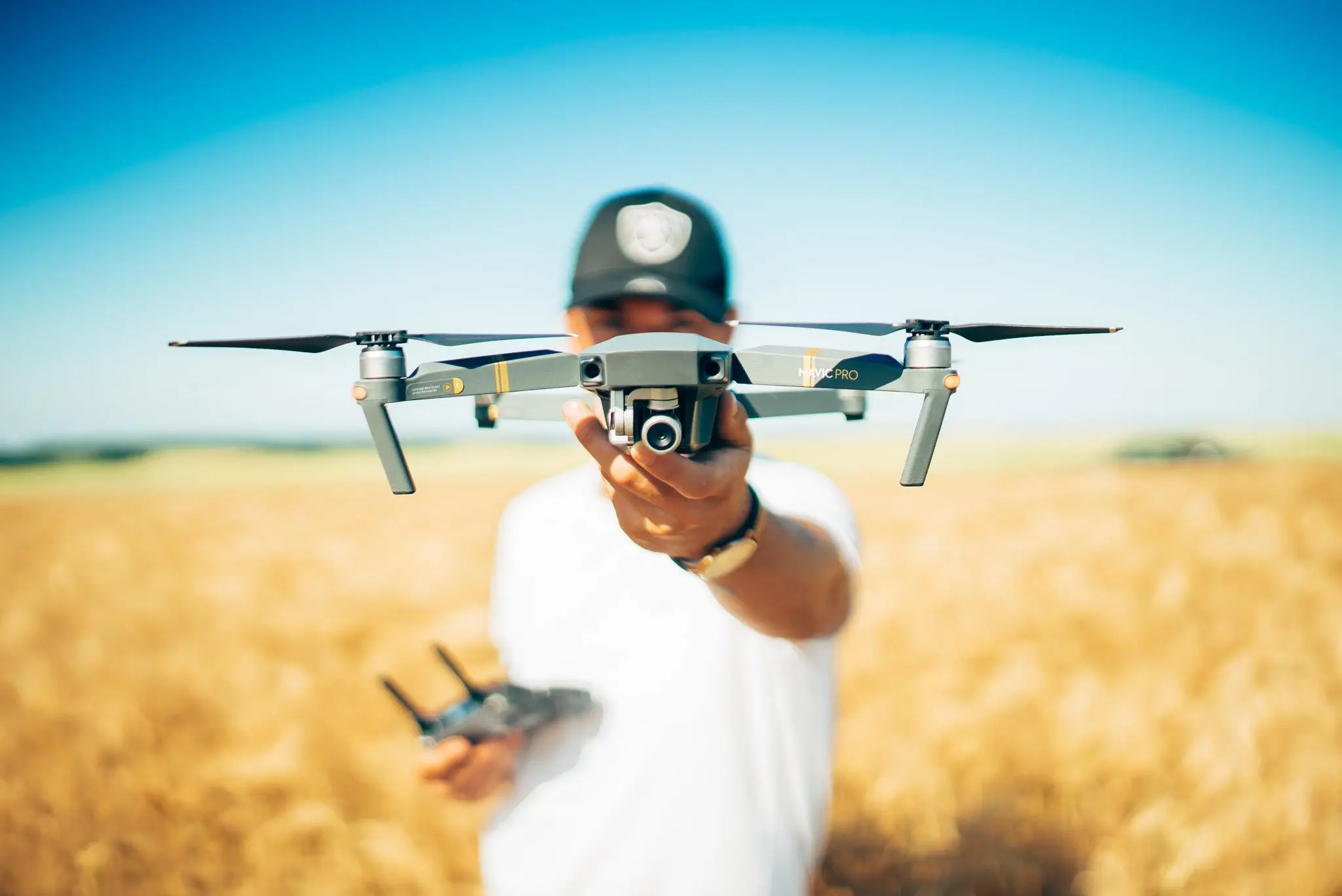 Technicien utilisant un drone