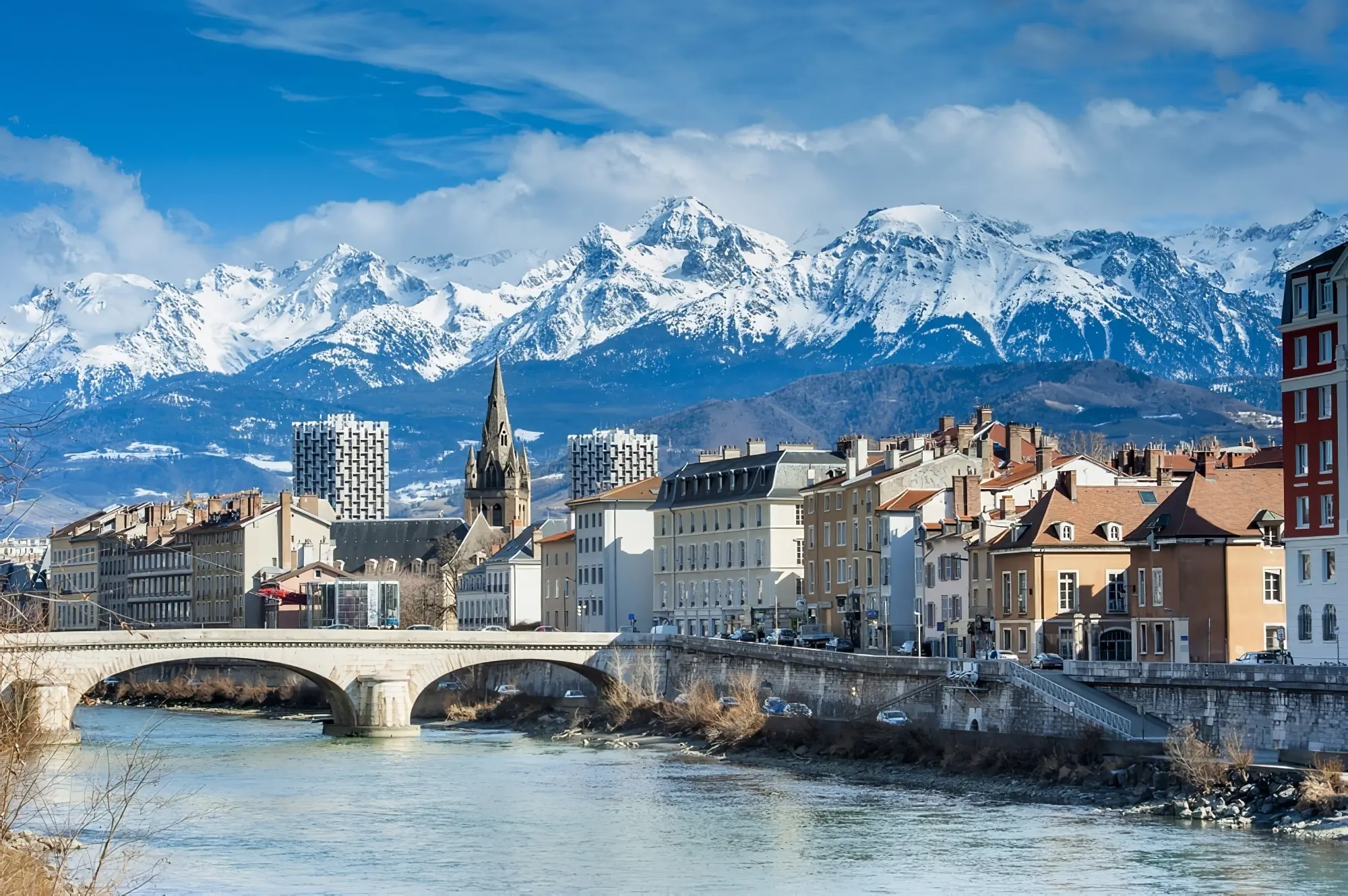 Vue de Grenoble au cœur des Alpes