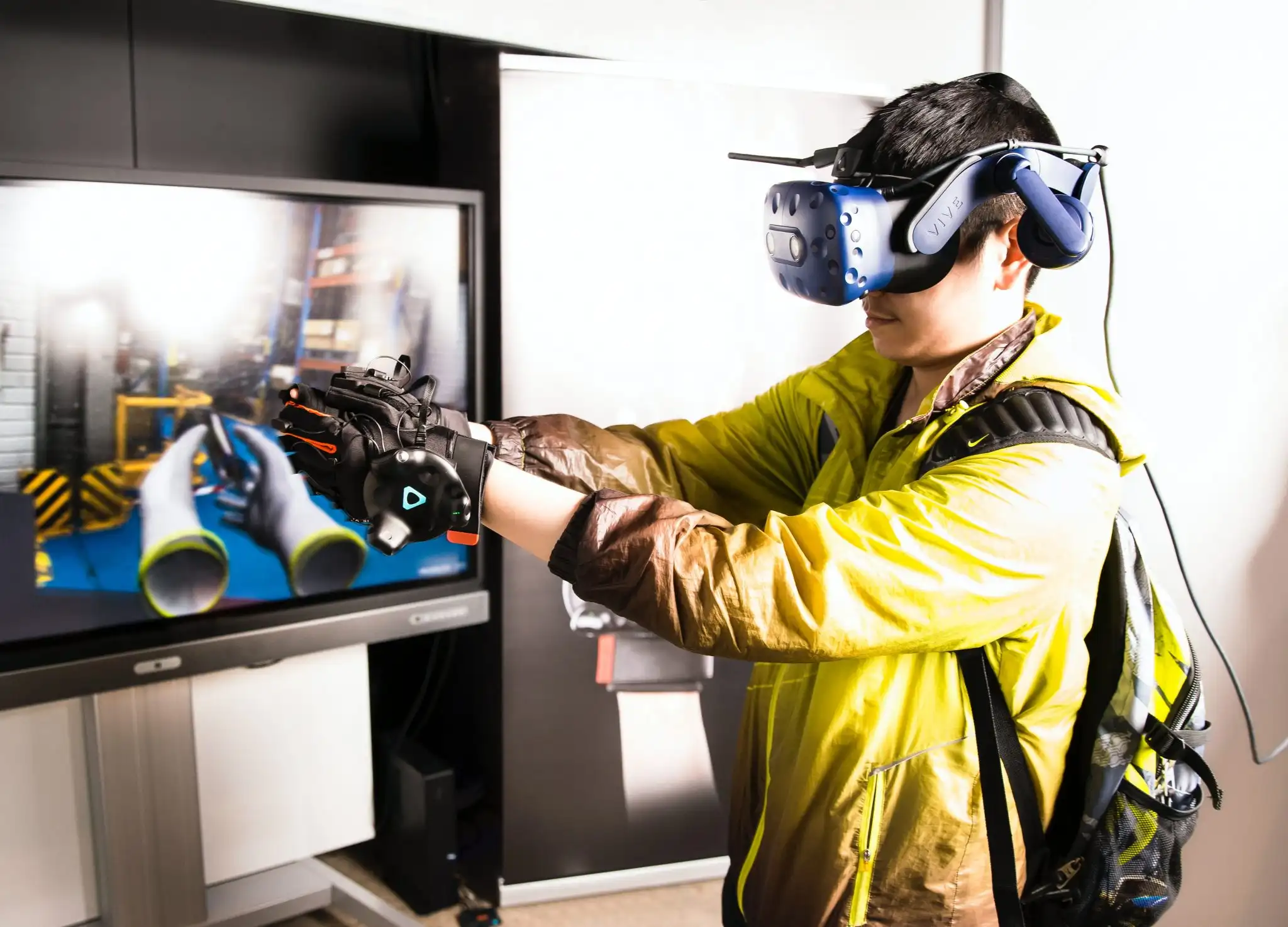 Professionnel utilisant un casque de réalité virtuelle dans un environnement industriel